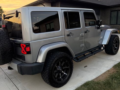Used 2014 Jeep Wrangler Unlimited Sahara w/ Dual Top Group AWD/4WD image 6