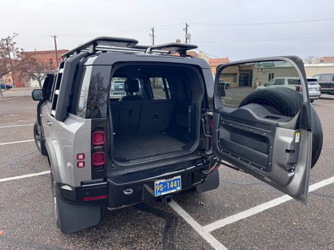 Used 2023 Land Rover Defender 110 X-Dynamic SE image 8