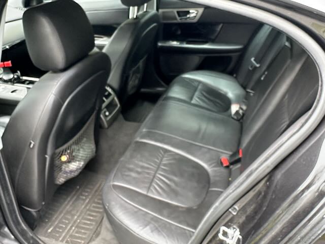 Used 2011 Jaguar XF RWD image 9