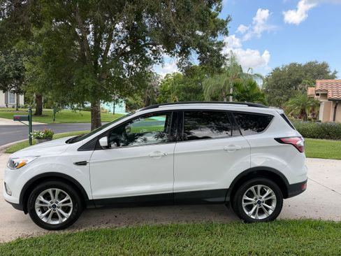 Used 2018 Ford Escape SE FWD image 1