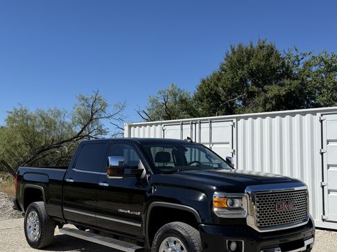 Used 2017 GMC Sierra 2500 Denali w/ Suspension Package, Off-Road AWD/4WD image 2