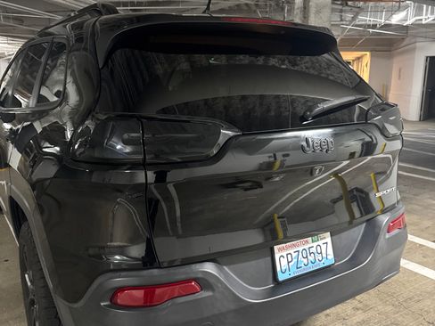 Used 2017 Jeep Cherokee Sport FWD image 4