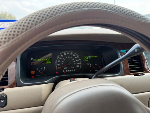 Used 2002 Lincoln Town Car Cartier image 9