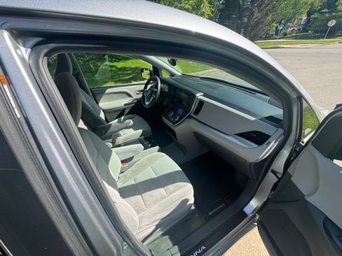 Used 2018 Toyota Sienna LE FWD image 2