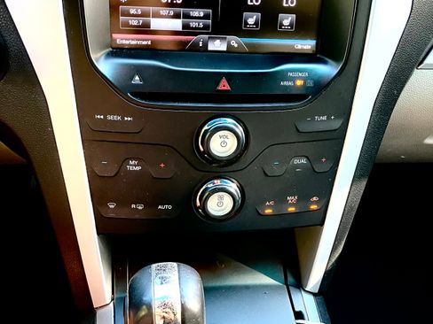 Used 2014 Ford Explorer XLT w/ Equipment Group 202A image 10