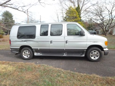 Used 2005 Ford E-150 and Econoline 150 image 2