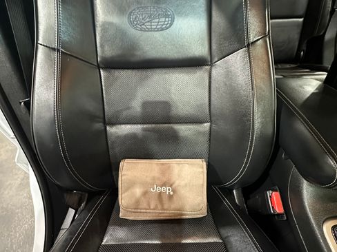 Used 2017 Jeep Grand Cherokee Overland image 16