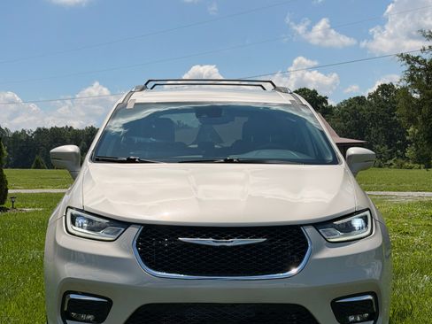 Used 2021 Chrysler Pacifica Touring-L FWD image 5