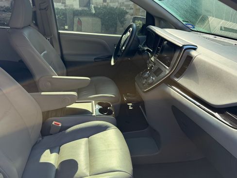 Used 2017 Toyota Sienna XLE w/ XLE Navigation Package FWD image 4