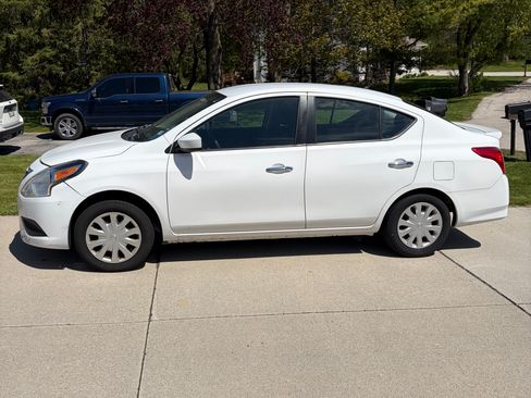 Used 2017 Nissan Versa SV FWD image 4