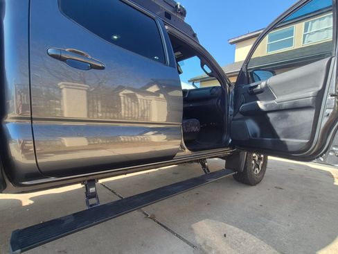 Used 2019 Toyota Tacoma TRD Off-Road w/ Technology Package image 14