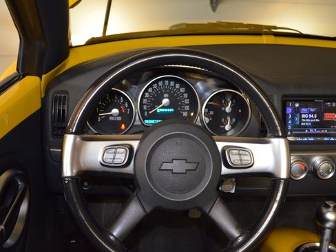 Used 2004 Chevrolet SSR w/ Preferred Equipment Group image 13
