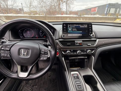 Used 2018 Honda Accord Touring image 19