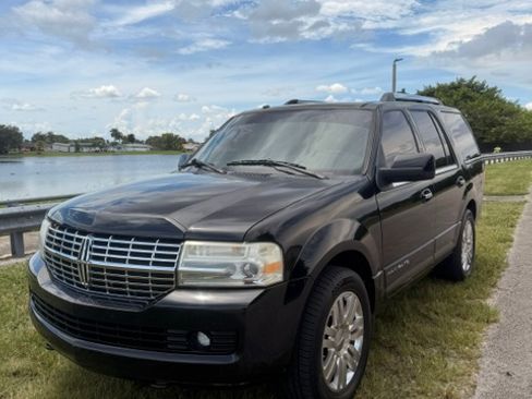Used 2011 Lincoln Navigator 2WD image 1