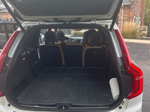 Used 2018 Volvo XC90 T6 Momentum w/ Convenience Package image 16