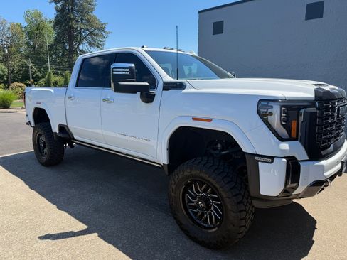 Used 2024 GMC Sierra 2500 Denali Ultimate AWD/4WD image 2