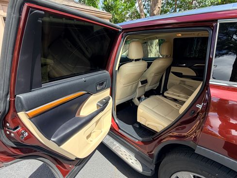 Used 2019 Toyota Highlander Limited Platinum FWD image 25