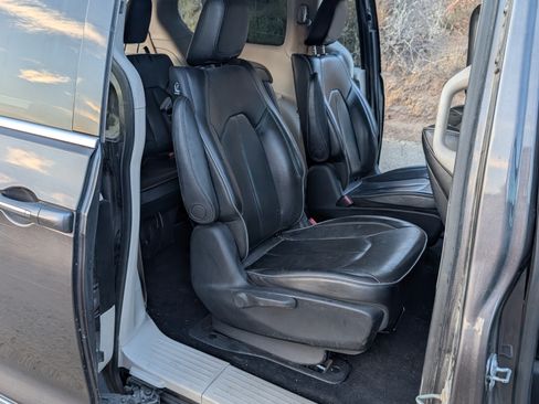 Used 2018 Chrysler Pacifica Limited FWD image 10