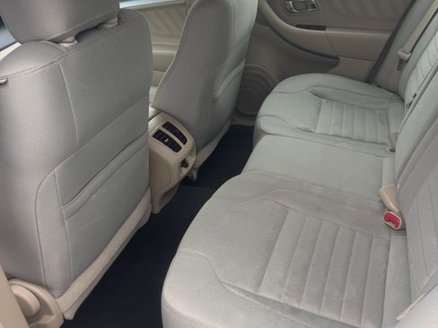 Used 2018 Ford Taurus SE FWD image 16