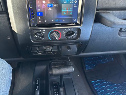 Used 2004 Jeep Wrangler 4WD image 10