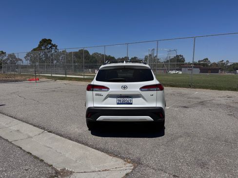 Used 2024 Toyota Corolla Cross LE w/ Moonroof Package image 2