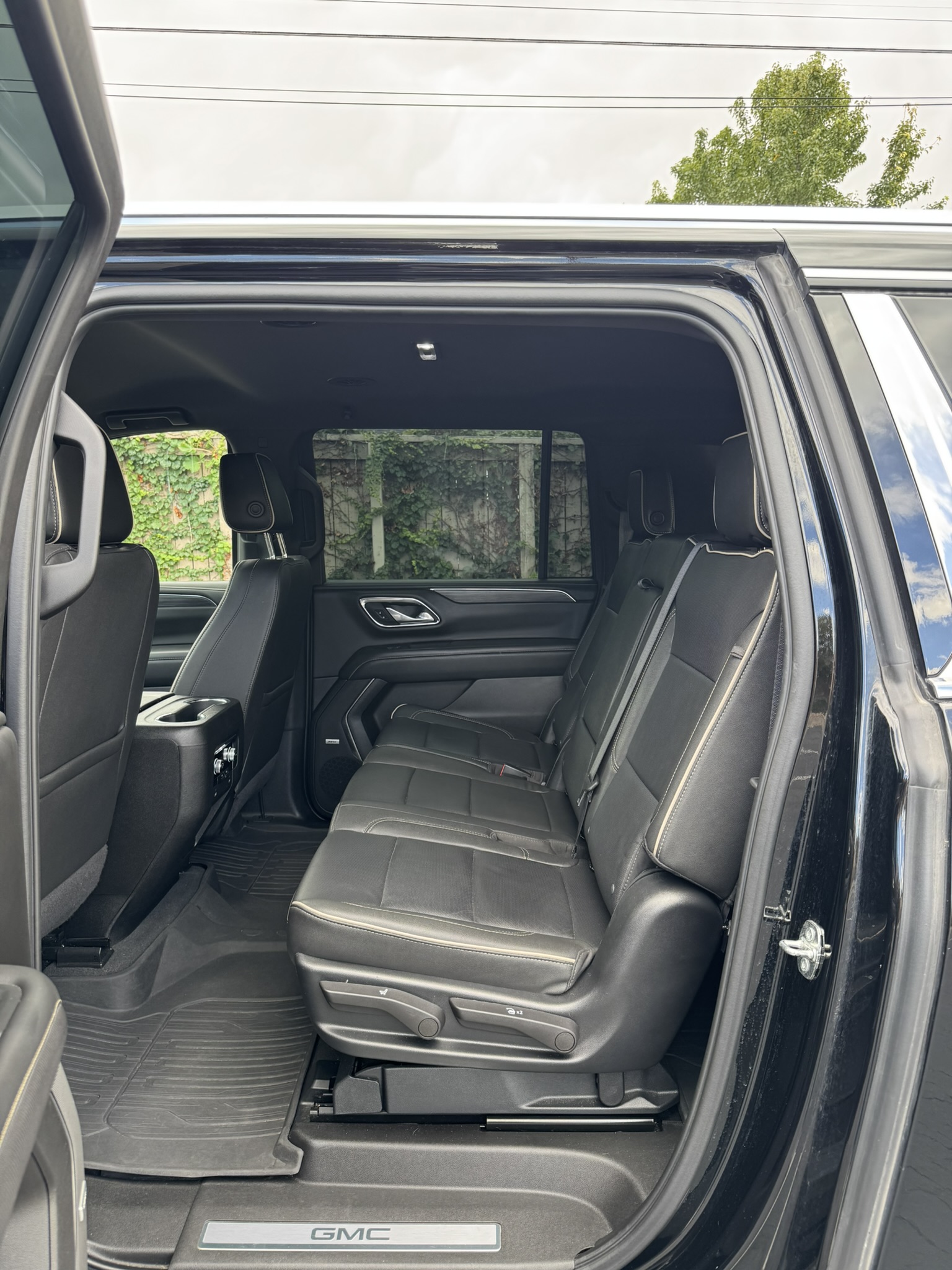 Used 2023 GMC Yukon XL SLT AWD/4WD image 1