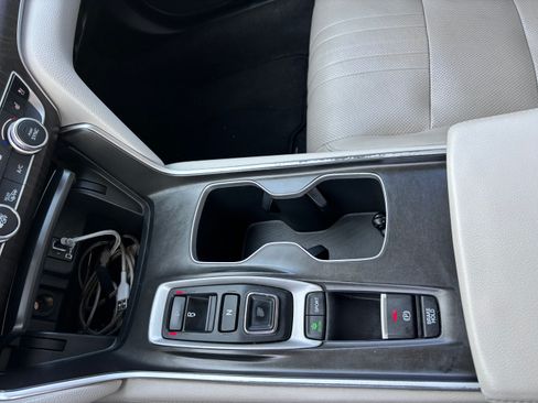 Used 2018 Honda Accord Touring image 10