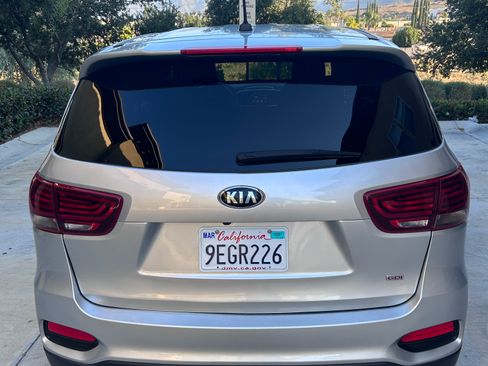 Used 2019 Kia Sorento FWD image 6