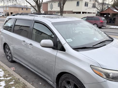 Used 2016 Toyota Sienna SE Premium image 7