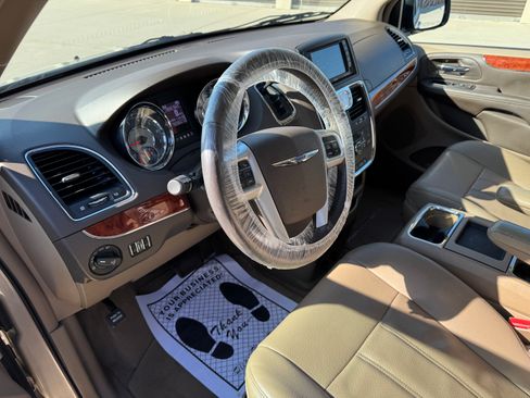 Used 2013 Chrysler Town & Country Touring-L w/ Driver Convenience Group image 6