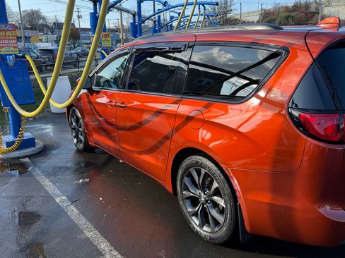 Used 2018 Chrysler Pacifica Touring-L Plus image 4