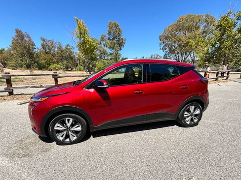 Used 2022 Chevrolet Bolt EUV LT w/ Convenience Package FWD image 2