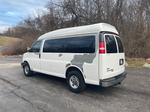Used 2011 GMC Savana 2500 LT w/ LT Preferred Equipment Group image 2