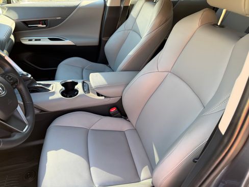 Used 2023 Toyota Venza XLE image 8