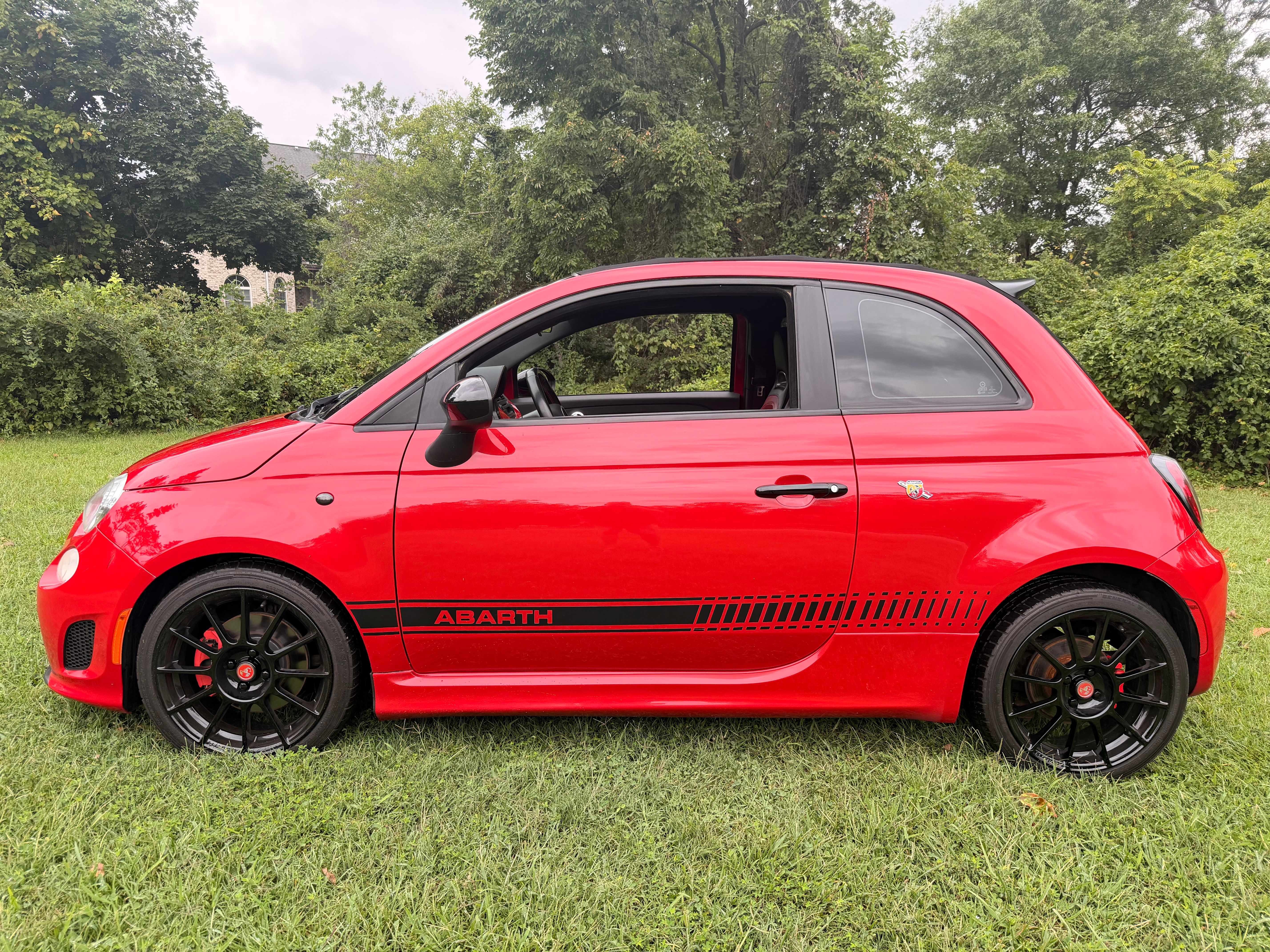 Used 2013 FIAT 500 Abarth w/ Beats Audio Pkg FWD image 2