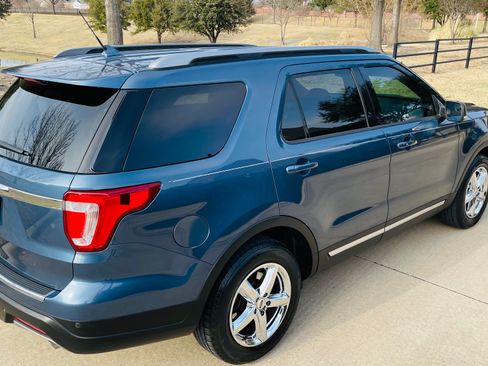 Used 2018 Ford Explorer XLT w/ Equipment Group 201A image 5