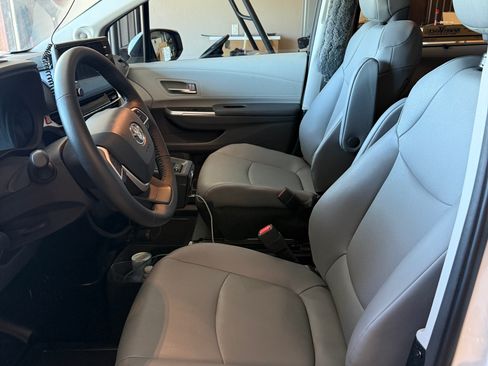Used 2023 Toyota Sienna XLE w/ XLE Plus Package FWD image 11