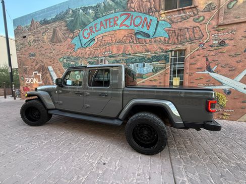 Used 2020 Jeep Gladiator Overland AWD/4WD image 2