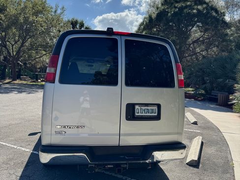 Used 2017 Chevrolet Express 3500 LT w/ LT Preferred Equipment Group image 8