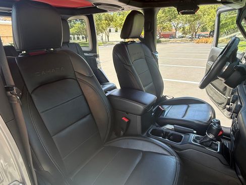 Used 2018 Jeep Wrangler Unlimited Sahara AWD/4WD image 11