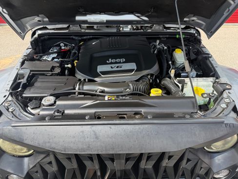 Used 2017 Jeep Wrangler Unlimited Sahara w/ Dual Top Group AWD/4WD image 6