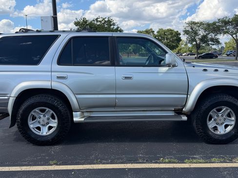 Used 2001 Toyota 4Runner SR5 AWD/4WD image 9