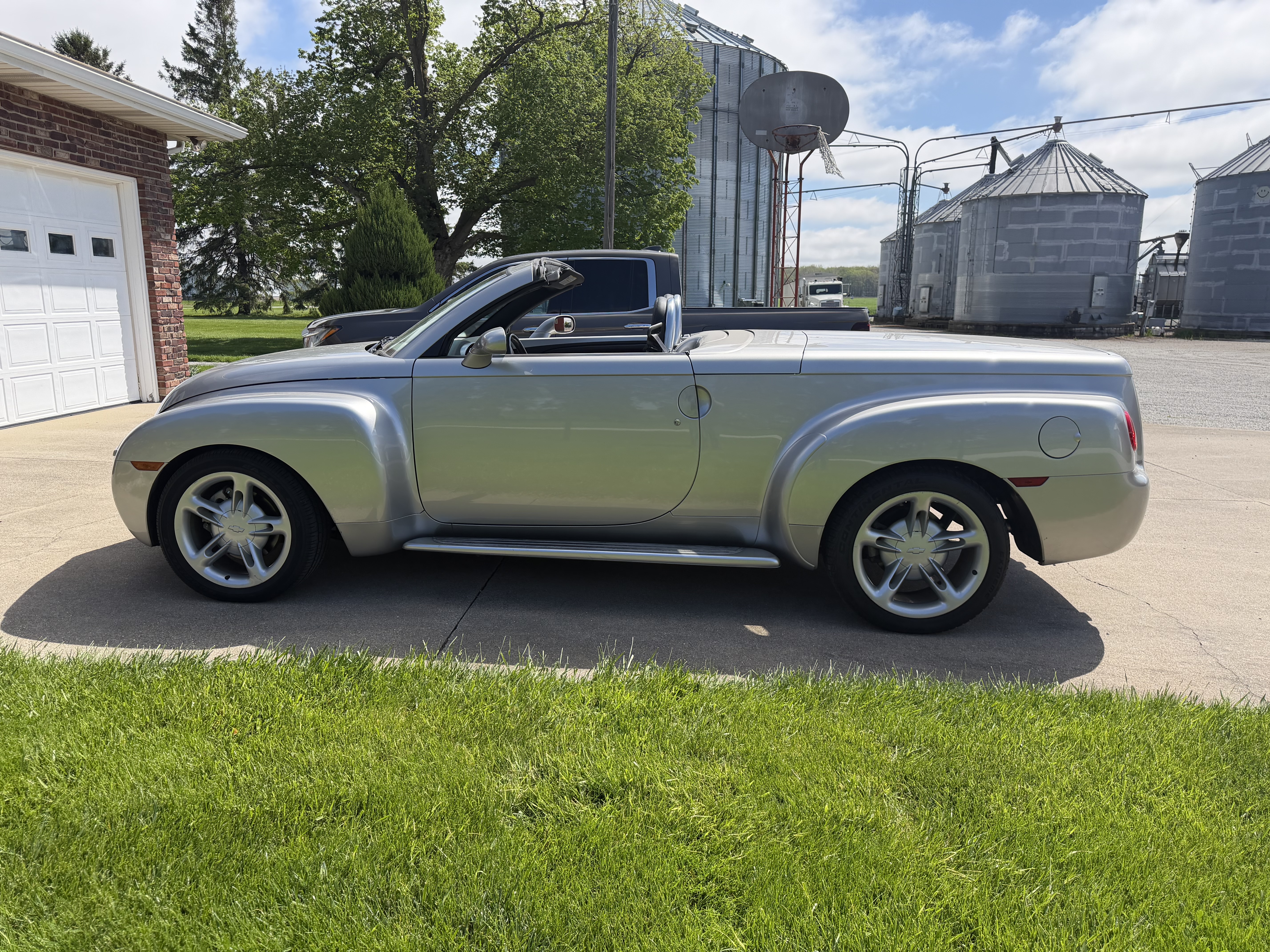 Used 2004 Chevrolet SSR w/ Preferred Equipment Group RWD image 2