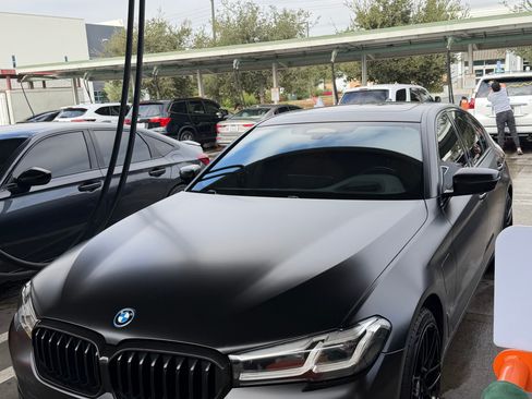 Used 2022 BMW 530e w/ Premium Package RWD image 4