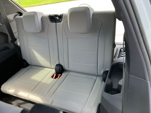 Used 2021 Volkswagen Tiguan SE R-Line image 9