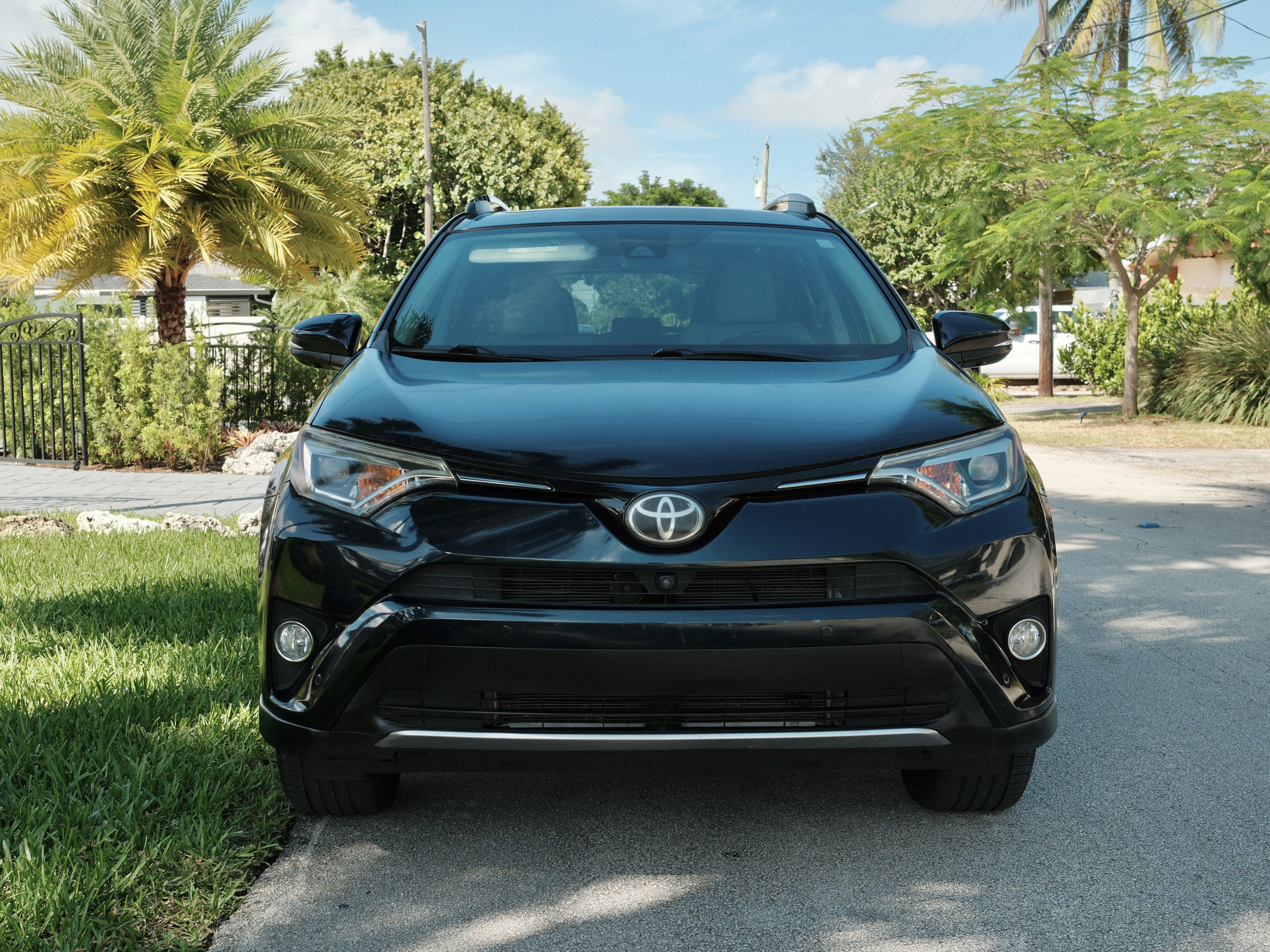 Used 2017 Toyota RAV4 Limited w/ Advanced Technology Package FWD image 2