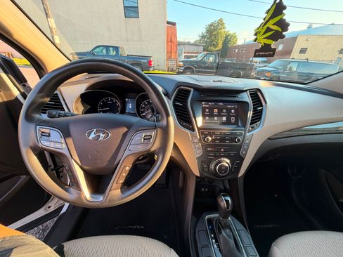 Used 2017 Hyundai Santa Fe SE FWD image 12