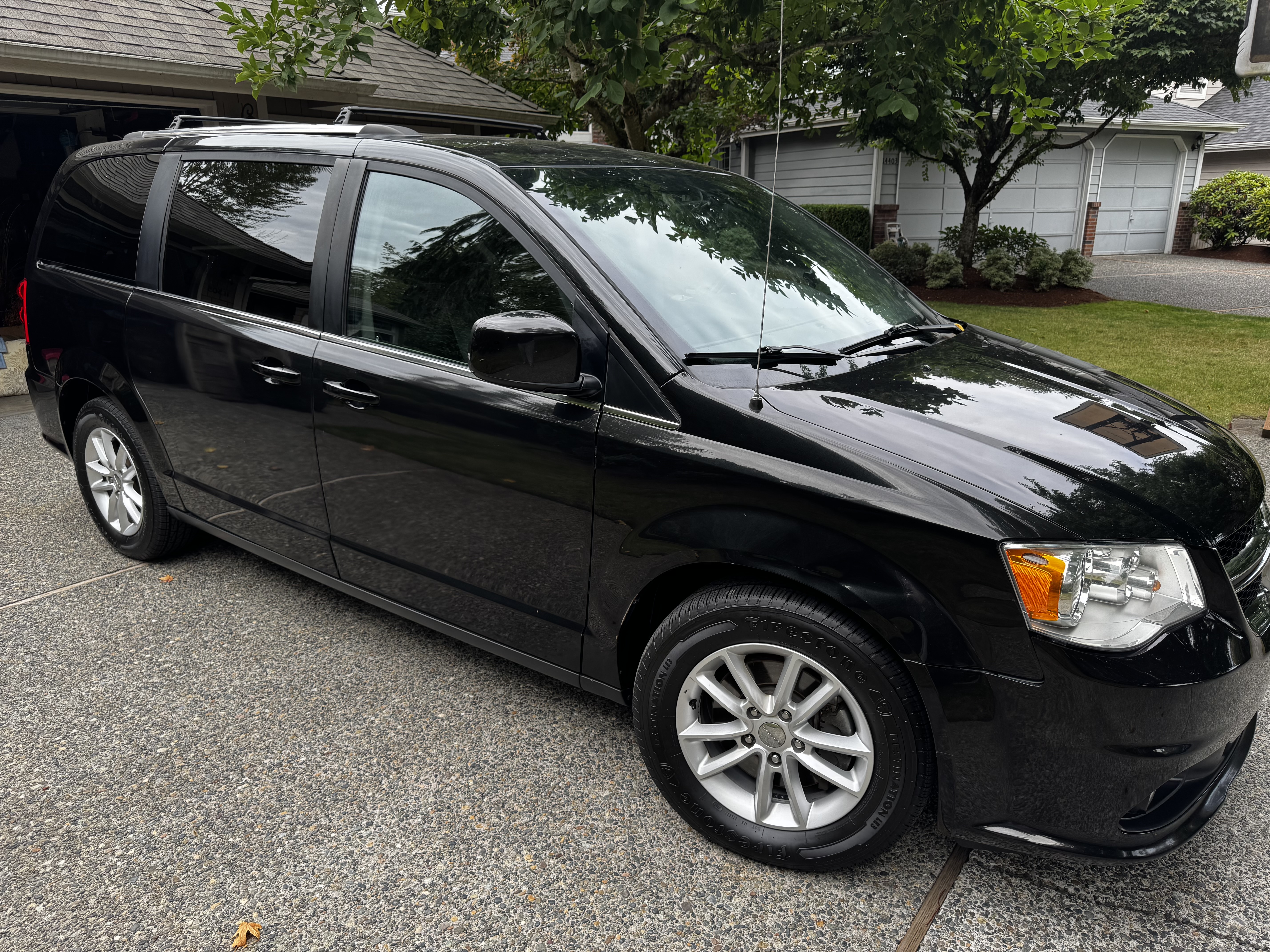 Used 2018 Dodge Grand Caravan SXT FWD image 1