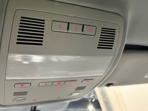 Used 2013 Volkswagen Touareg Sport image 22