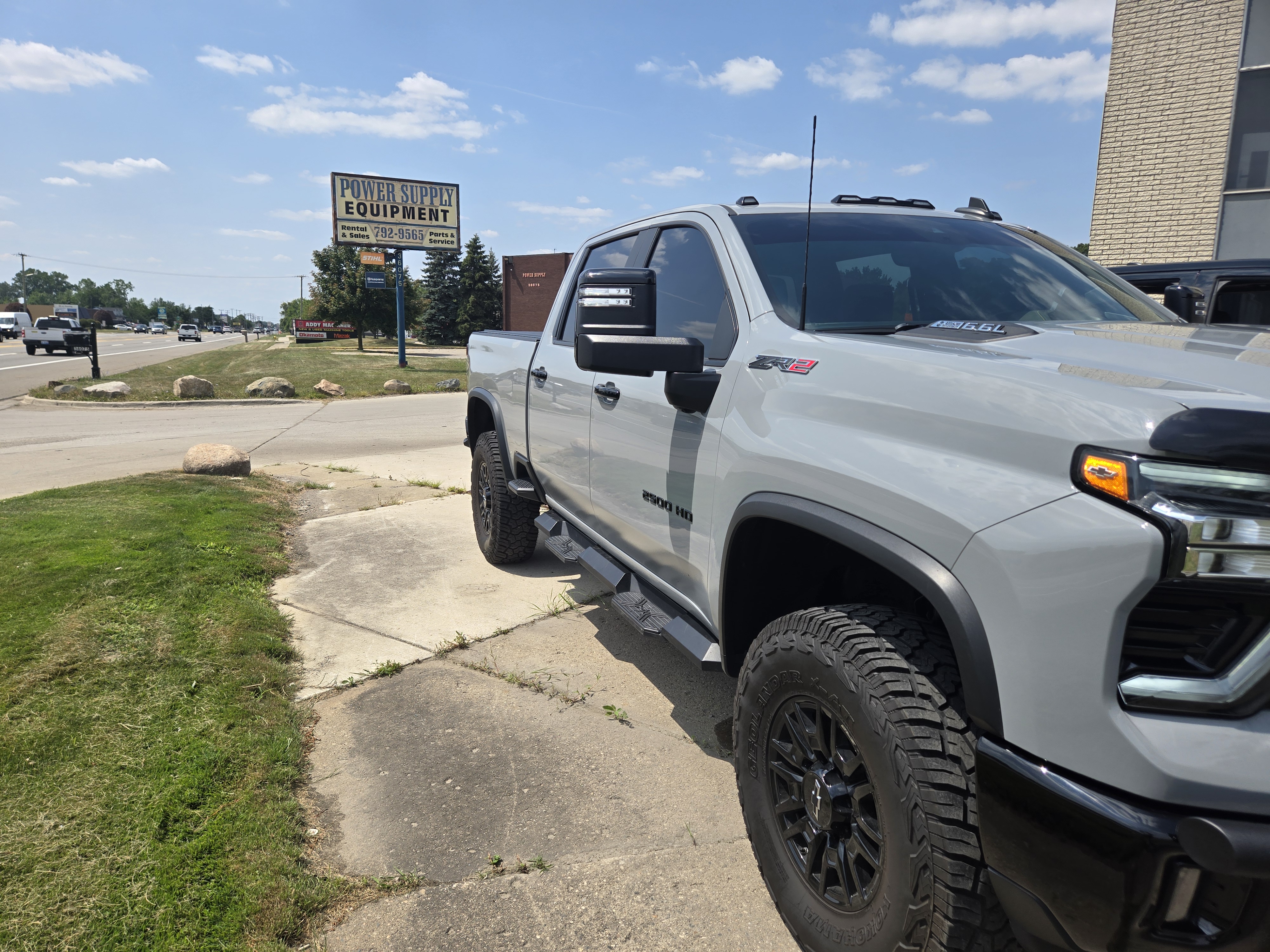 Used 2024 Chevrolet Silverado 2500 ZR2 w/ Technology Package AWD/4WD image 2